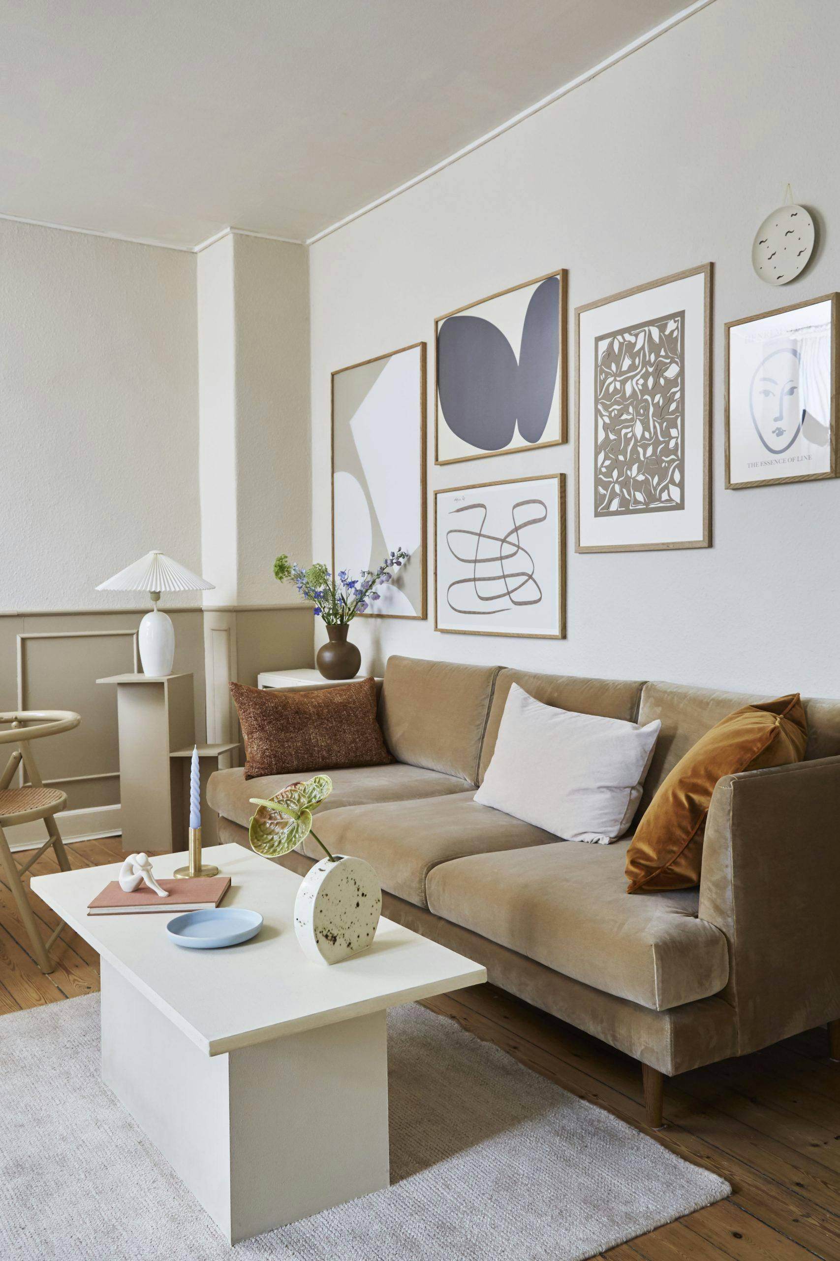 stylist202107 Beige velour sofa
